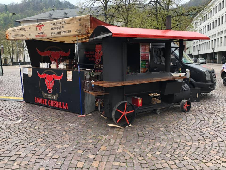 BBQ-Verkaufswagen von Texas Smoke Guerilla auf einem Platz in Heidelberg