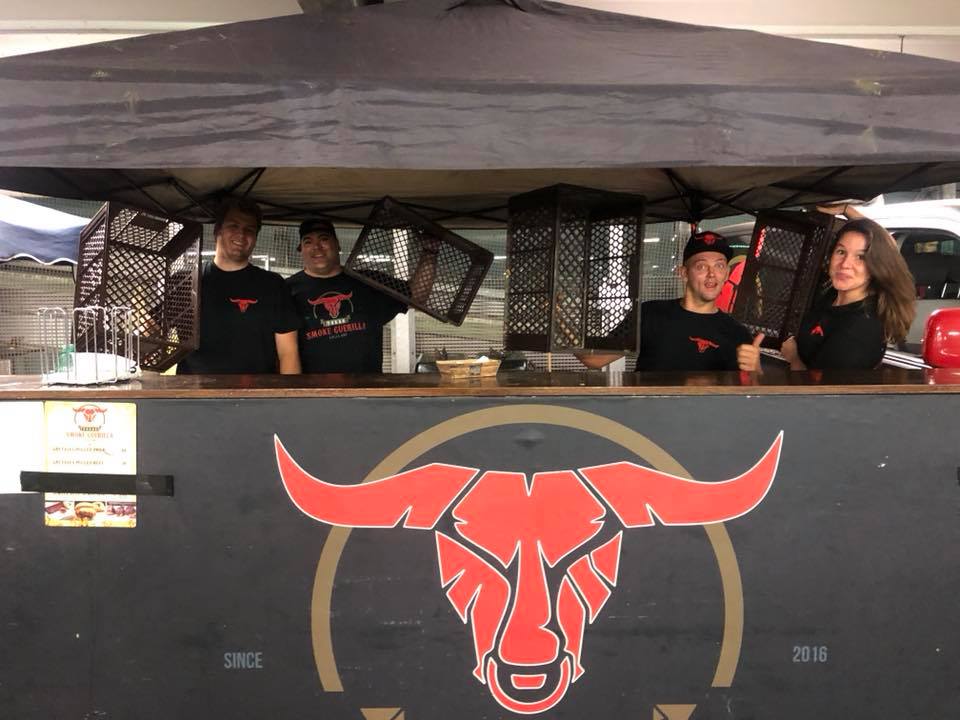 Das Team von Texas Smoke Guerilla hinter dem Tresen des Stands