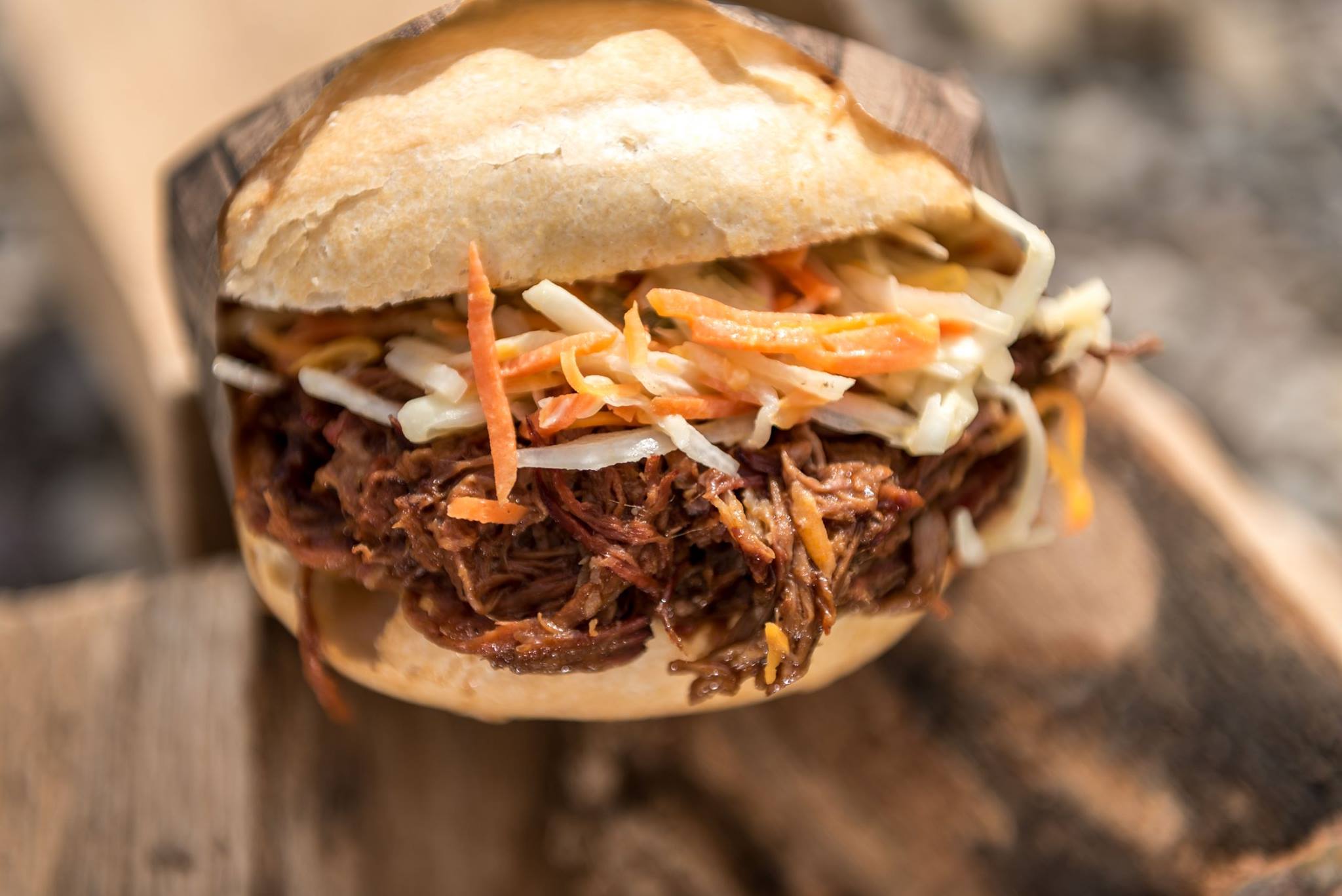 Pulled Pork Burger mit Coleslaw im Brötchen