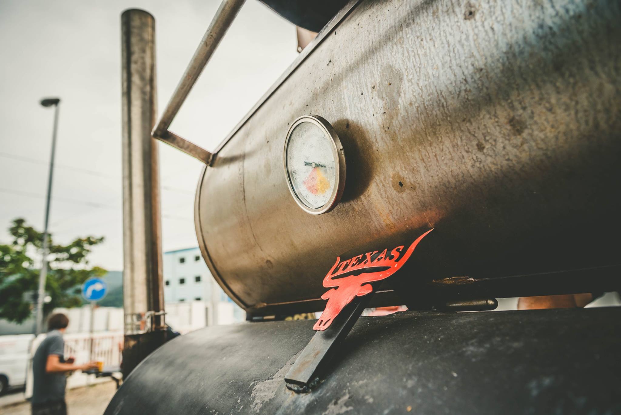 Detail des Smokers mit rotem Texas-Bullen-Emblem und Thermometer