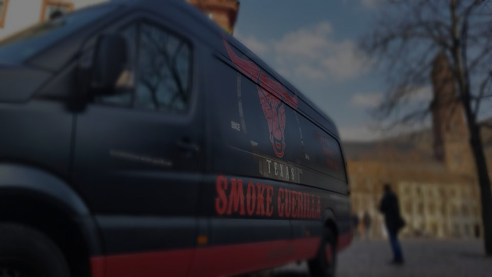 Der schwarze Transporter von Texas Smoke Guerilla in der Heidelberger Altstadt